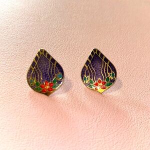 Vintage flowered earrings.